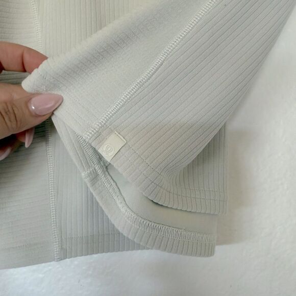 Women’s Lululemon crop top - Picture 3 of 4